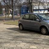 Kierowca renault notorycznie parkuje na chodniku przy budynku Tychy Niepodległości 116 (utrudniając dostęp dla służb i obsługi do budynku)<span class="fix-status status-3">Ukończony</span>