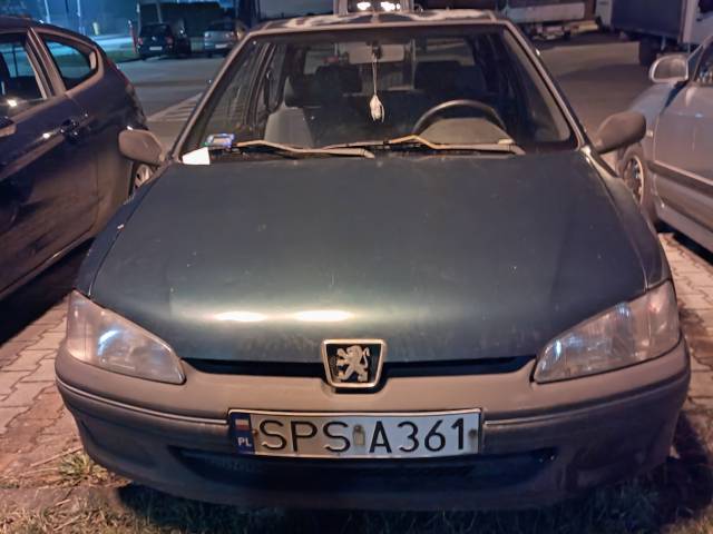 Porzucony samochód osobowy Peugeot 106