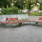 Zarośnięty i zaśmiecony teren pod ławkami w skwerze Tychy Czarnieckiego<span class="fix-status status-2">Przyjęte</span>