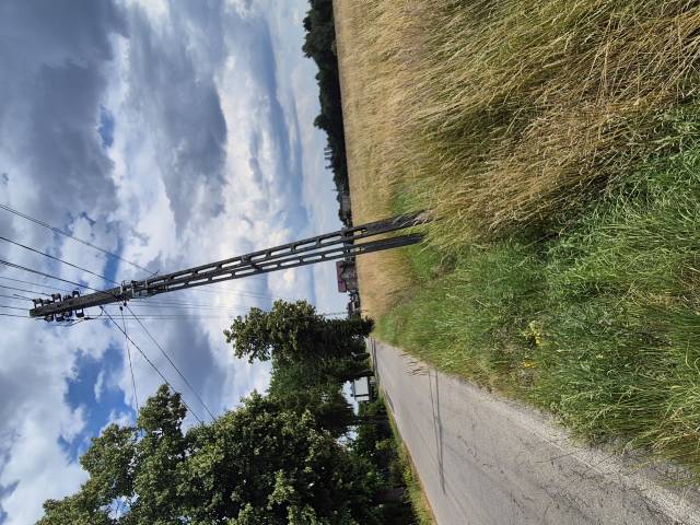 Przekrzywiony slup teletechniczny