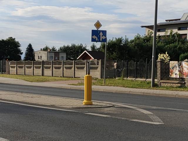 Uszkodzony słupek oddzielający pasy