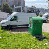 Porzucone śmieci za kontenerem na odzież na parkingu przy hali sportowej Tychy Piłsudskiego<span class="fix-status status-2">Przyjęte</span>