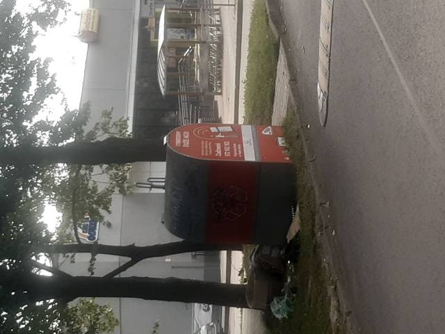 Śmieci wokół pojemnik na ekektrourzadzenia