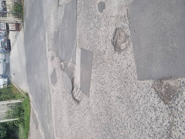 Uszkodzona jezdnia 