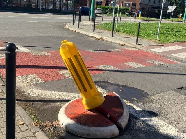 uszkodzony słupek i wysepka