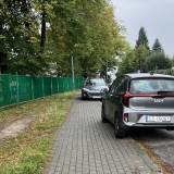 Samochody parkują na wąskim chodniku zastawiając przejście dzieciom do szkoły<span class="fix-status status-3">Ukończony</span>