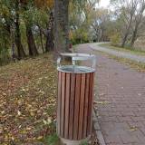 Uszkodzone dwa kosze na śmieci przy ścieżce na Sublach, koło nowo budowanego domu <span class="fix-status status-2">Przyjęte</span>