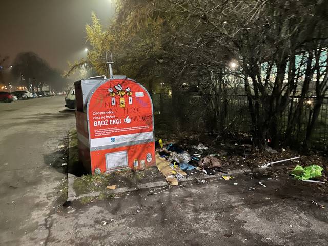 Dzikie wysypisko śmieci za kontenerem na elektro odpady przed pływalnią Tychy ul. Edukacji