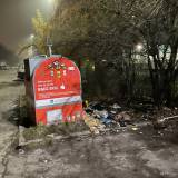 Dzikie wysypisko śmieci za kontenerem na elektro odpady przed pływalnią Tychy ul. Edukacji<span class="fix-status status-2">Przyjęte</span>