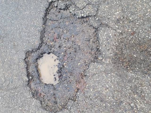 Uszkodzona jezdnia dziura na wysokości Sikorskiego 191 