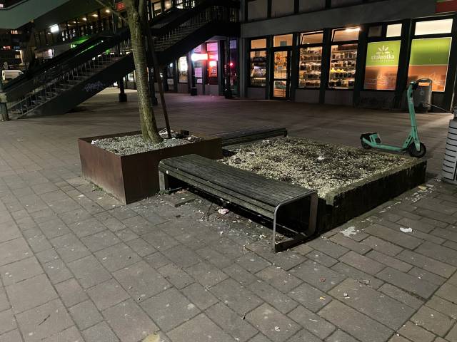 Pełno niedopałków i drobnych śmieci przy ławkach i wypożyczalni rowerów przed pawilonem „Tęcza” Tychy al. Niepodległości 