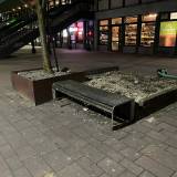 Pełno niedopałków i drobnych śmieci przy ławkach i wypożyczalni rowerów przed pawilonem „Tęcza” Tychy al. Niepodległości <span class="fix-status status-3">Ukończony</span>