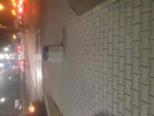 Kosz na środku chodnika