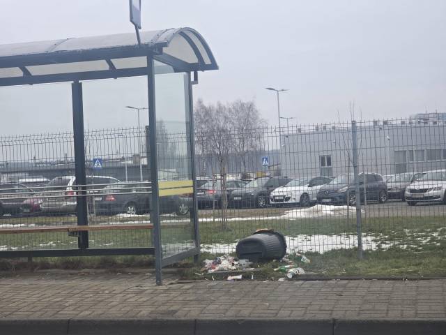 HIT !  Ktoś ukradl  zepsuty kosz wraz ze śmieciami ?! 