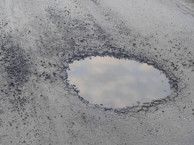 Dziury w asfalcie