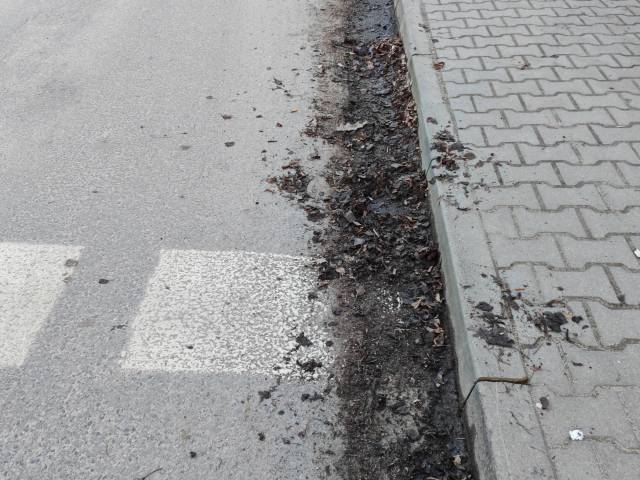 Niedrożna ulica zapchana lisciami 