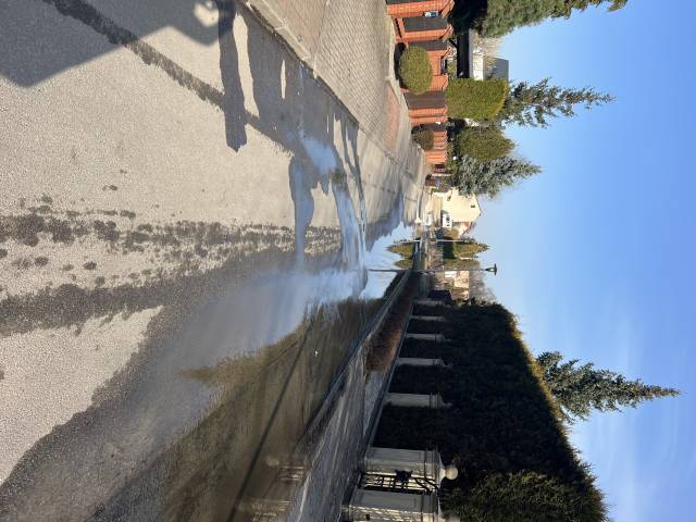 Pękła rura z wodą. Wystrzał wody z ulicy Damrota 47A 