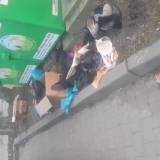 Porozrzucane ubrania przy pojemniku na odziez <span class="fix-status status-6">Poza uprawnieniami</span>