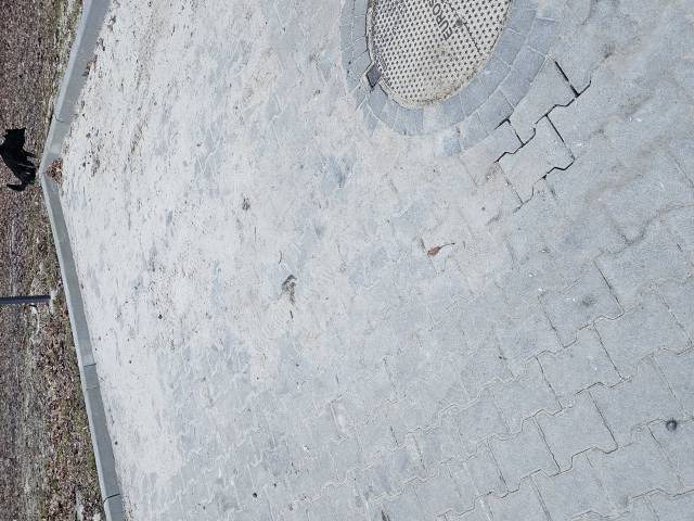 Piasek na drodze po zimie (ulica własność miasta) Żorska boczna