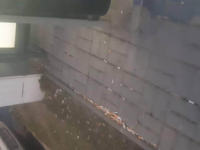 Zanieczyszczony przystanek 