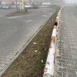 Zarzucony śmieciami pas zieleni między parkingiem a chodnikiem przy przystanku Brama Słońca<span class="fix-status status-2">Przyjęte</span>