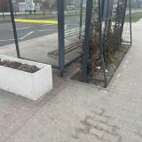 Pełno niedopałków i śmieci w donicy i rabacie przy przystanku Tychy Skałka<span class="fix-status status-2">Przyjęte</span>