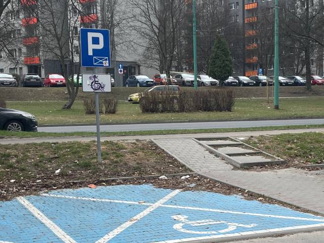 Zaniedbany i zaśmiecony parking i pas zieleni Tychy Piłsudskiego (od wysokości wjazdu przy os. Panorama do baru)