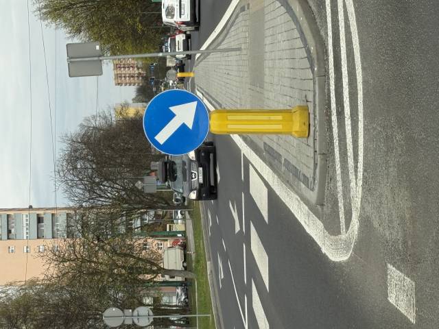 Źle ustawiony znak drogowy 