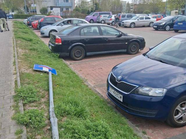 Uszkodzony znak drogowy D-4a (ślepa uliczka)