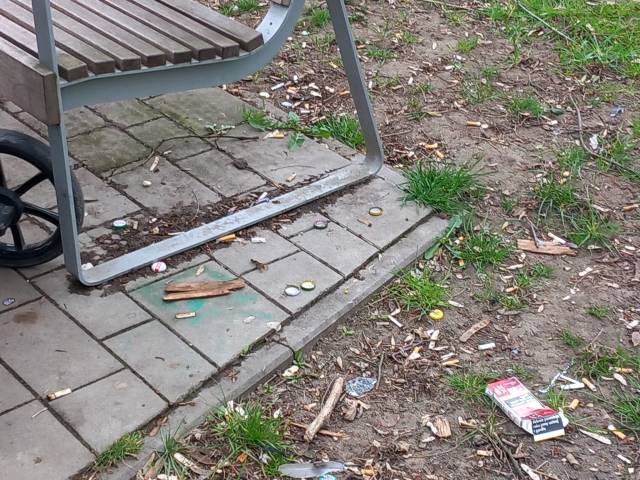 Zalegające śmieci pod ławkami 