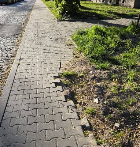 Uszkodzony chodnik przy ulicy Gen. Bema 