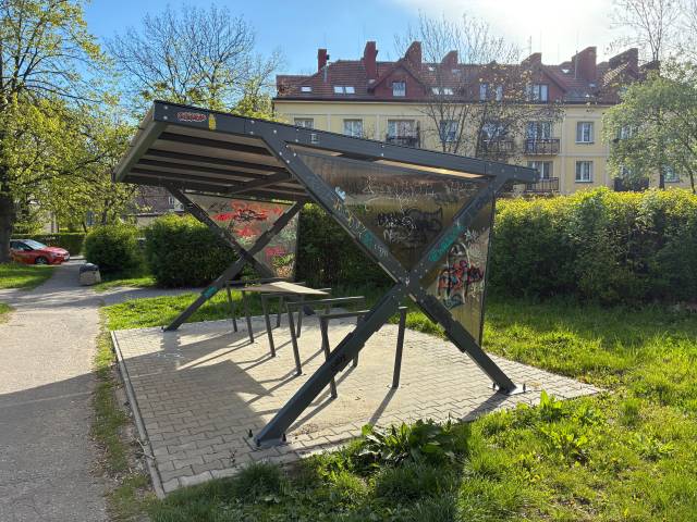 Okropnie zdewastowana wiata na rowery przy stacji Tychy Zachodnie