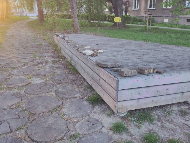 Uszkodzona ścieżka/chodnik 