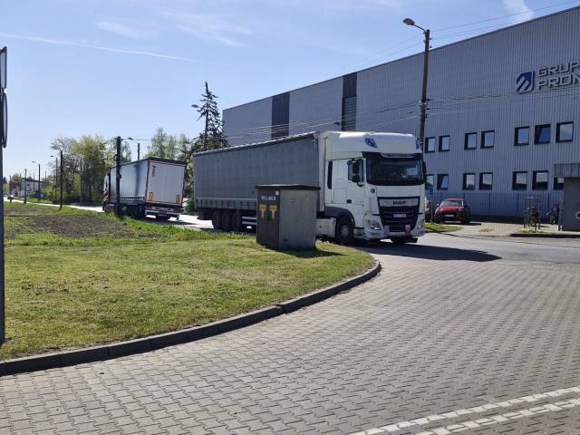 Zagrożenie drogowe wynikające z nieprawidłowego parkowania samochodów ciężarowych