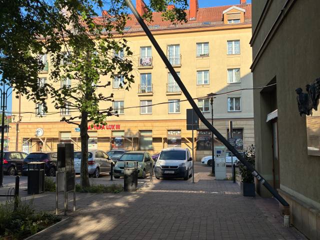 Niebezpiecznie uszkodzona rynna przechylona nad chodnikiem Tychy Plac Baczyńskiego
