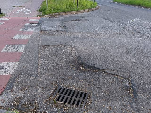 Uszkodzona jezdnia ul. Czysta 35/ Niepodległości 