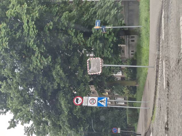 Przestawione lustro drogowe