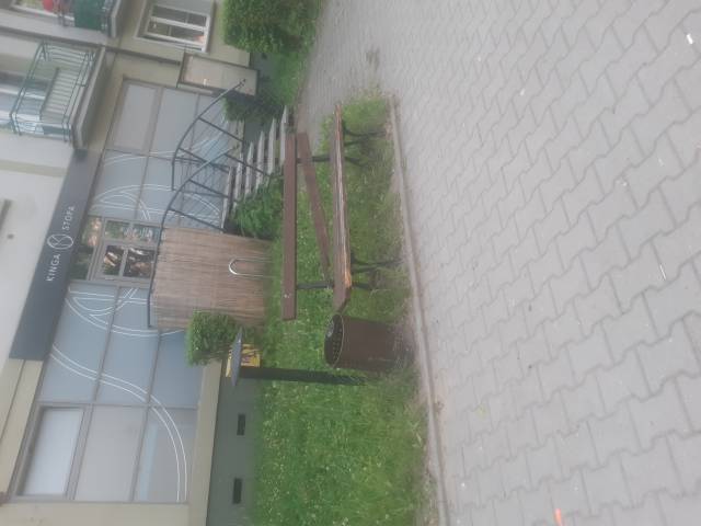 Uszkodzona lawka