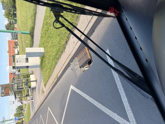 Uszkodzony wpust uliczny