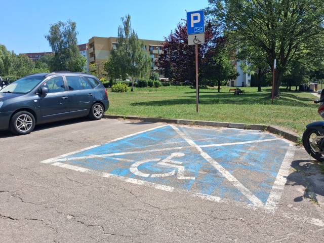 Oznakowanie poziome miejsca parkingowego dla osoby niepełnosprawnej - nieczytelny znak.