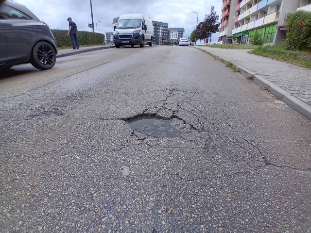 Dziura w jezdni przy ul. Ustronnej 6