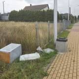 Porzucona lodówka i potłuczone szkło na chodniku <span class="fix-status status-2">Przyjęte</span>
