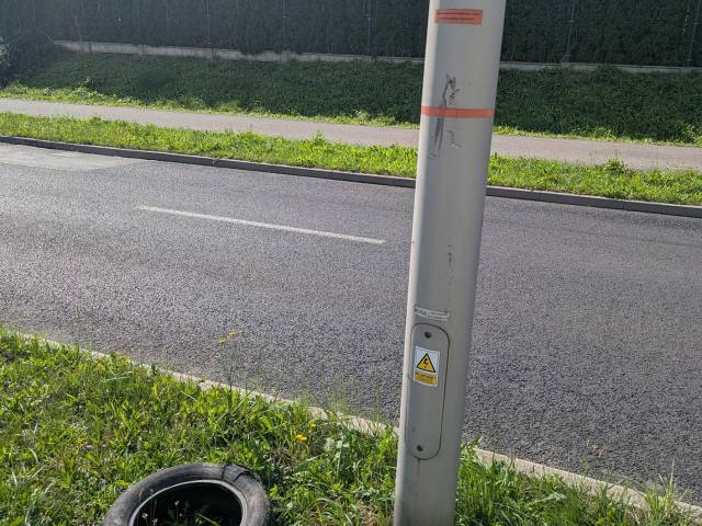 Porzucona opona przy ul. Tulipanów 