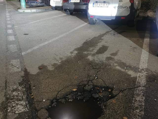 Uszkodzona jezdnia dziura 