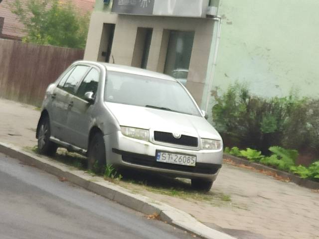 Porzucony pojazd na ulicy Damrota 76
