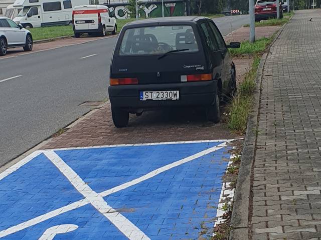 Porzucony Fiat Cinquecento os. U przy parku