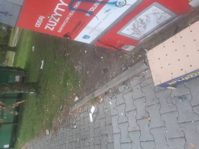 Pełno śmieci przy pojemniku