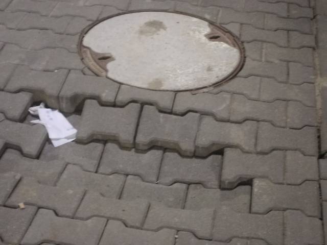 Zapadnięty chodnik przy studzience 