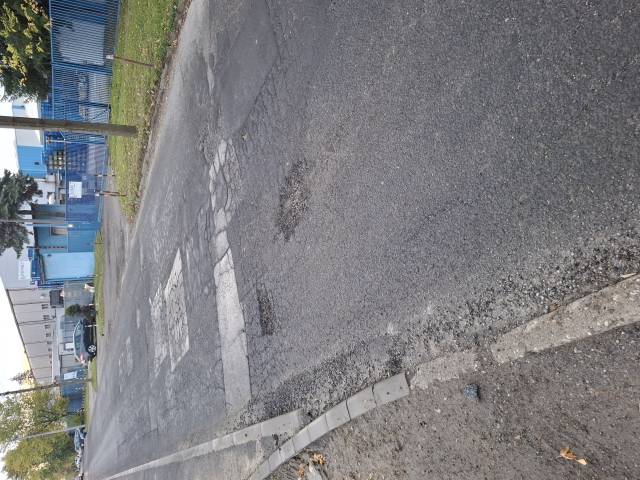 Dziury w drodze na skrzyżowaniu m