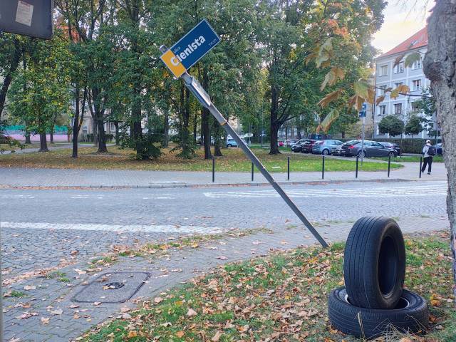 Uszkodzony/przechylony słupek z nazwami ulic